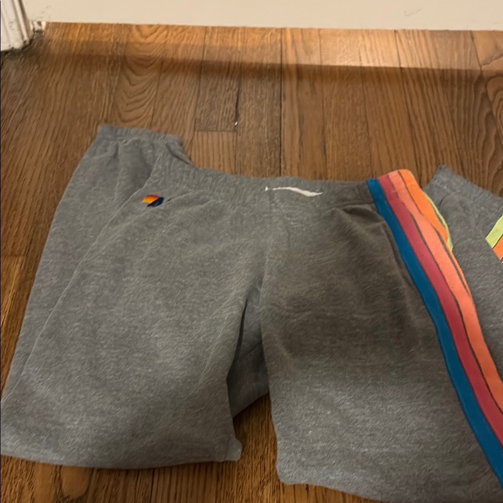 Aviator nation sweatpants!! Run a bit
Small. No stains or pilling!! Super cute!!